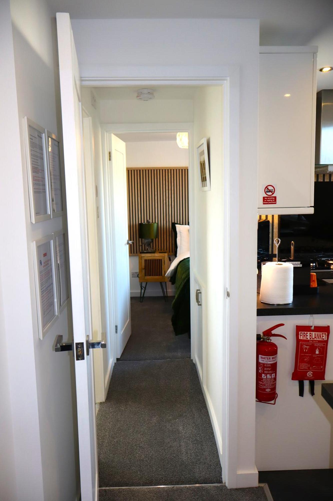 The Hideaway - Luxury Self Catering Coastal Apartment With Private Entrance & Key Box Entry Just A Few Minutes Walk To The Beach, Solent Way Walk, Shops And Many Eateries & Bars - Free Off Road Parking,Full Kitchen, Lounge,Bedroom , Bathroom & Wi-Fi Lymington Eksteriør billede