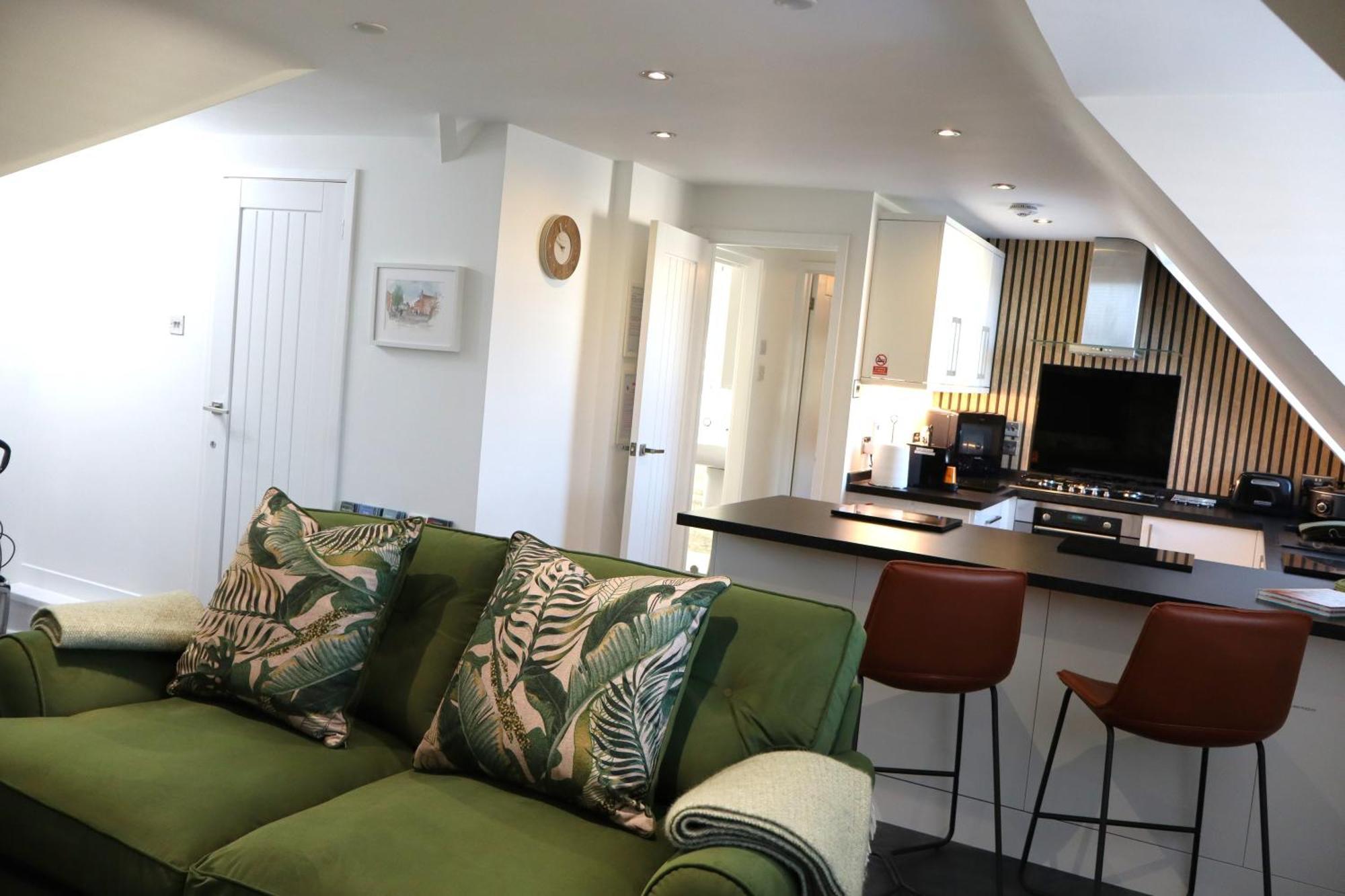 The Hideaway - Luxury Self Catering Coastal Apartment With Private Entrance & Key Box Entry Just A Few Minutes Walk To The Beach, Solent Way Walk, Shops And Many Eateries & Bars - Free Off Road Parking,Full Kitchen, Lounge,Bedroom , Bathroom & Wi-Fi Lymington Eksteriør billede