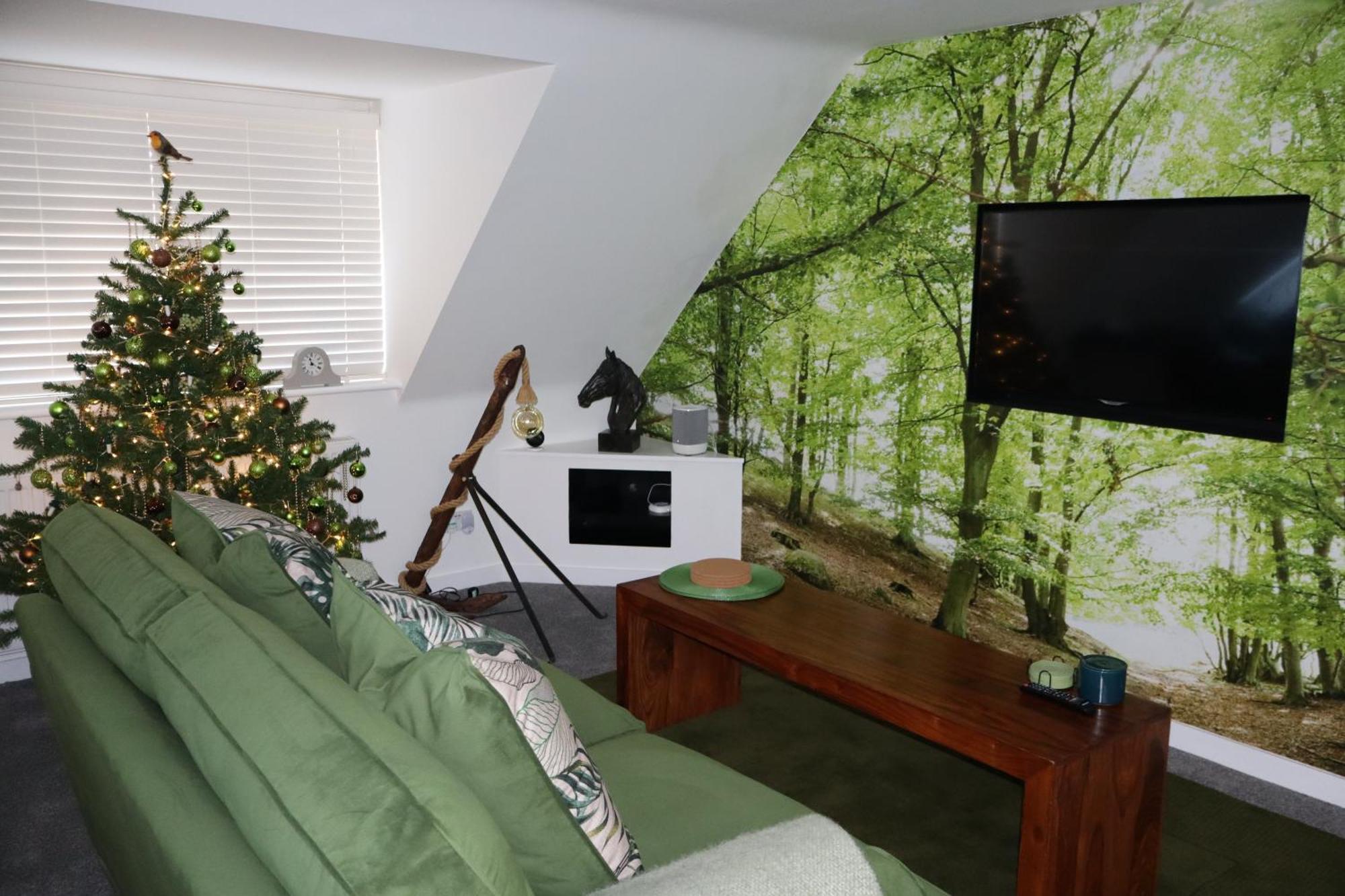 The Hideaway - Luxury Self Catering Coastal Apartment With Private Entrance & Key Box Entry Just A Few Minutes Walk To The Beach, Solent Way Walk, Shops And Many Eateries & Bars - Free Off Road Parking,Full Kitchen, Lounge,Bedroom , Bathroom & Wi-Fi Lymington Eksteriør billede